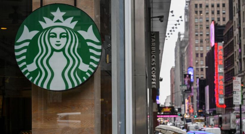 Tömegek sztrájkolnak a Starbucksnál az új öltözködési szabályok miatt