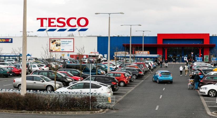 Rendőrök, tűzoltók lepték el az egri Tesco parkolóját