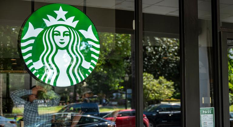 Sztrájkolnak a Starbucks dolgozói az új öltözködési szabályzat miatt