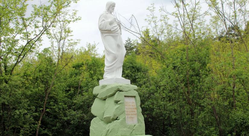 Egy titokzatos szobor az erdő mélyén – a természet döntötte le, de most visszatér!