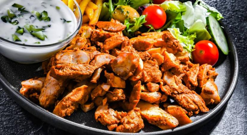 Házi gyros csirkéből, sok zöldséggel: sült krumplival vagy pitában is kínálhatod
