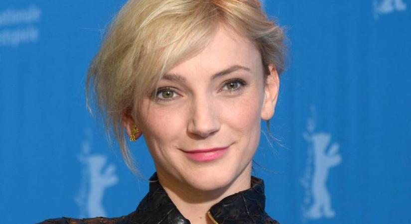 Borbély Alexandra bevállalta élete legmerészebb dekoltázsát: az ELLE Awardson bomba estélyiben volt