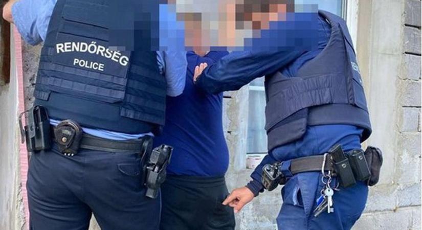 A rendőrök azonnal berontottak, amikor meglátták, mit húzott elő zsebéből a jászapáti férfi