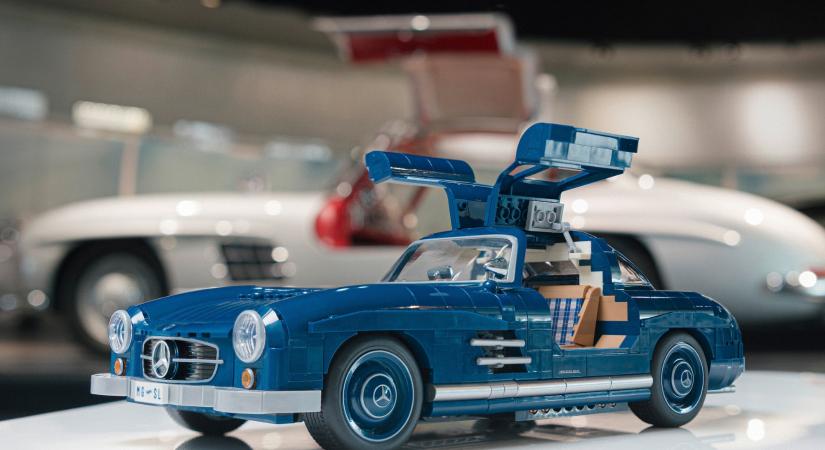Ezzel a Mercedes 300 SL-lel üzen hadat a Legónak a Mattel Brick Shop