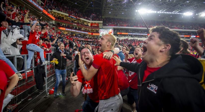 Látni kell a rivális drukkerek reakcióját, miután az Ajax egy 99. perces góllal elszúrta a meccsét