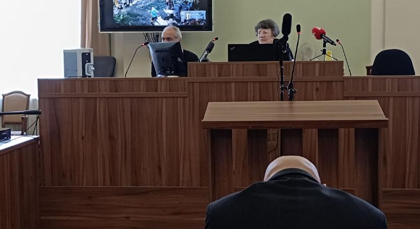 A tárgyalás kezdetén fontos dologra kérte a bíró a berényi karateedzőt, amikor látta, hogy a férfi mit csinál