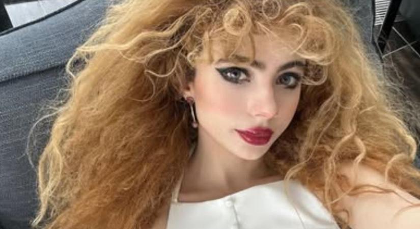 Olyat mutatott a bűbájos Barbara Krisztina a bokorban, hogy elszégyellték maguk a csábos csodaszirmok és a briliáns bájbimbók