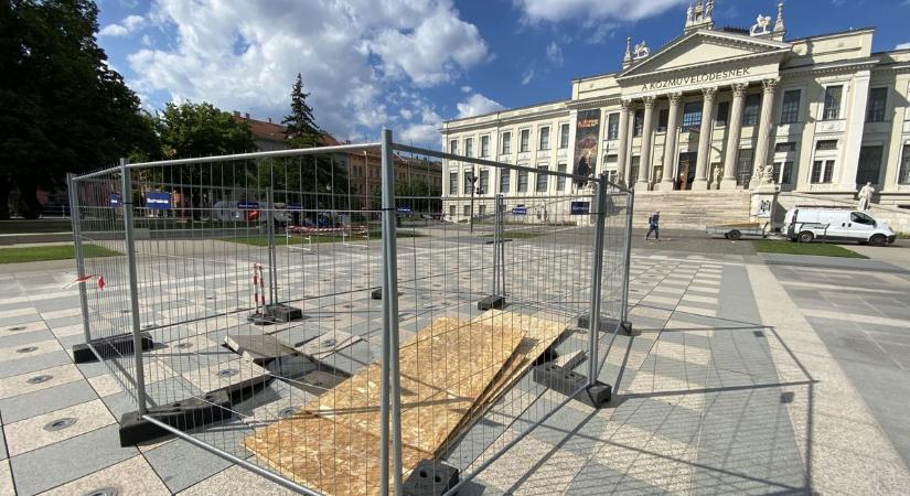 Luxusjavítás: A Burdzs Kalifa szökőkútja után a szegedi Móra múzeum előtt dolgoznak majd a szakemberek