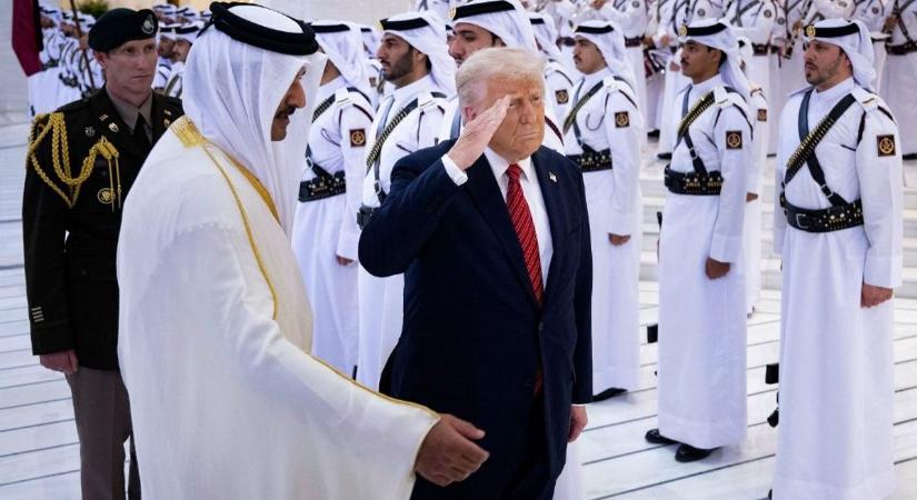 Elképesztő fogadtatásban részesült Trump Katarban (Videó)