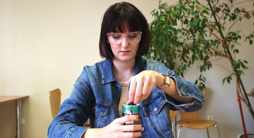 Trükköznek a fiatalok: így kerülik meg az energiaital-tiltást!