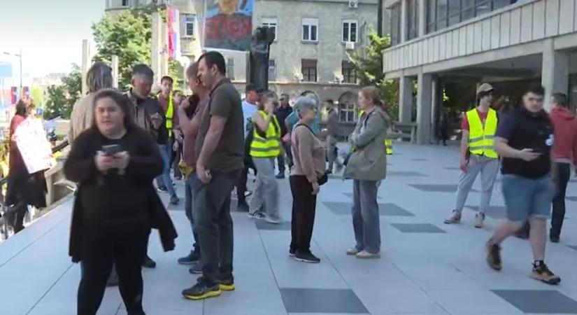 Belgrádban is tüntetnek az Újvidéken fogvatartott aktivisták miatt