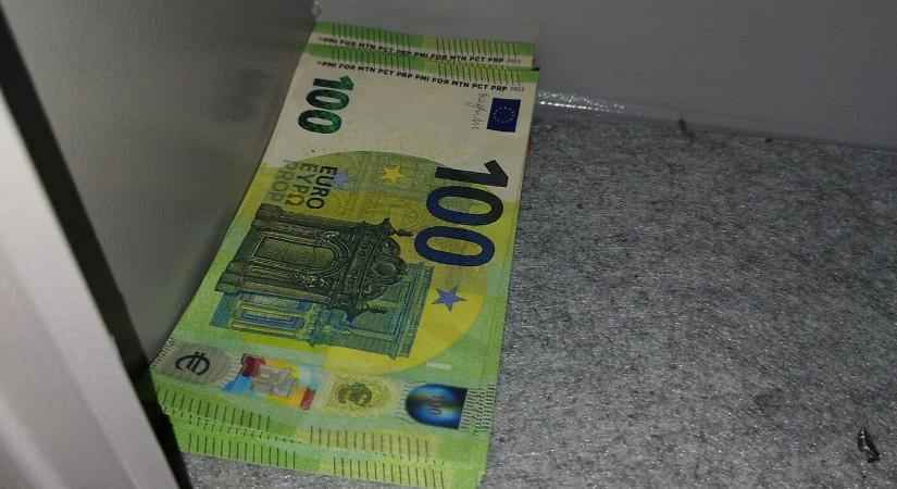 Több ezer eurónyi hamis pénzt és kábítószert találtak egy 21 éves férfinél