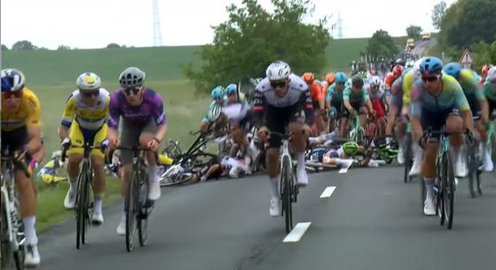 Tömegbukás volt a Tour de Hongrie-n, több versenyző kórházba került – videó