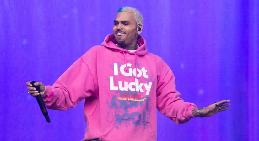 Chris Brown szétvert egy tequilás üveget egy producer fején, majd tarkón is rúgta – két év után letartóztatták