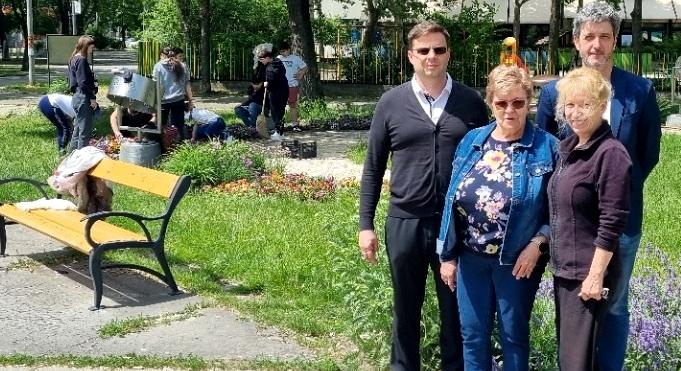 Több száz egynyári virág került kiültetésre az Érzékelések kertjében