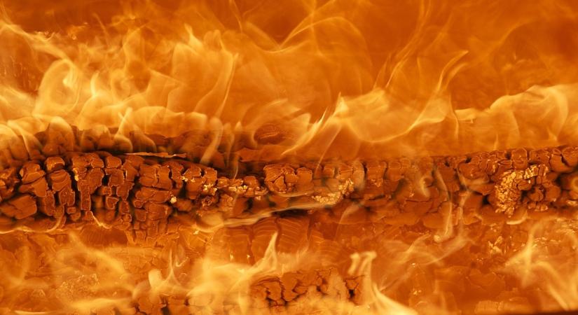 Hajnali tűzeset a 47-esen: messziről látni lehetett a lángokat