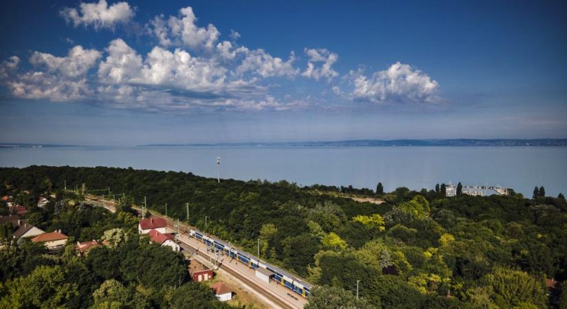 Pályafelújításokkal készül a balatoni főszezonra a MÁV