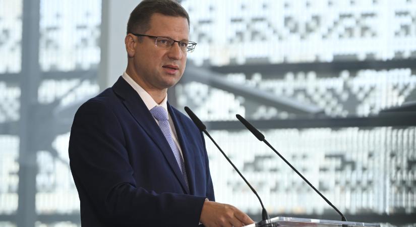 Gulyás Gergely eljutott odáig, hogy ha Ukrajnában béke lesz, az is veszélyes