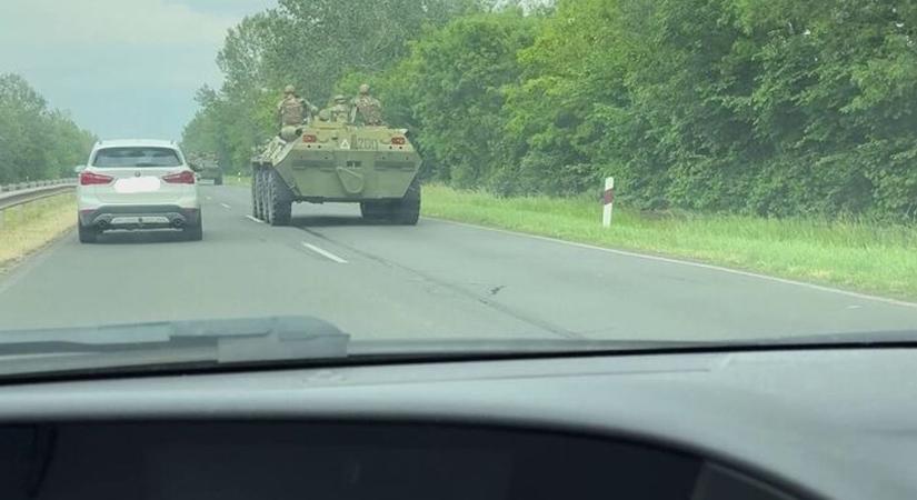 Rejtélyes katonai konvoj a 47-es főúton – videóval