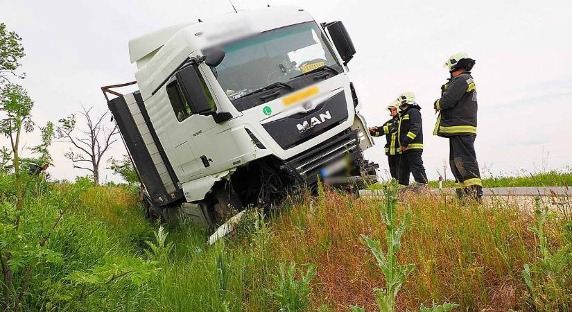 Árokba hajtott egy kamion, a sofőrt kórházba szállítottók – galériával