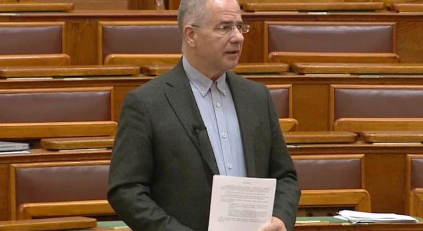 Kósa Lajos hadat üzent a „hülye” keresztneveknek