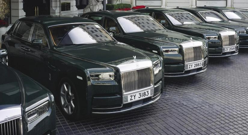 Ilyen a luxus: hat Rolls-Royce-t rendelt egyszerre egy vevő