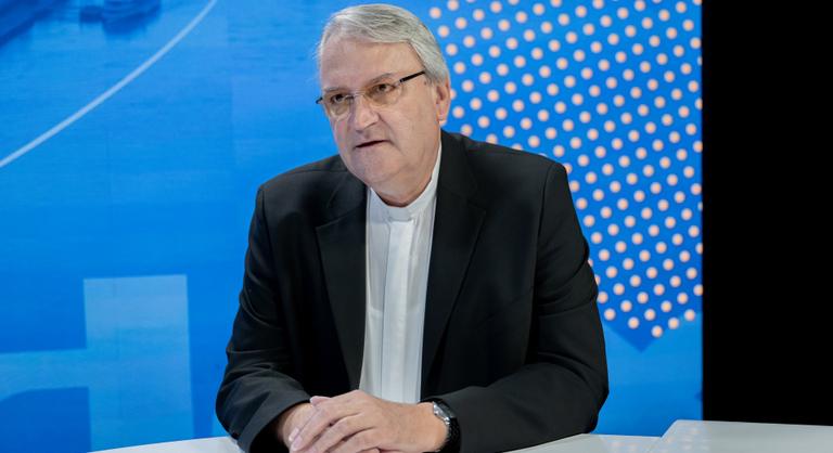 A pápák magyar ceremóniamestere elcsente Ferenc pápa vizespoharát