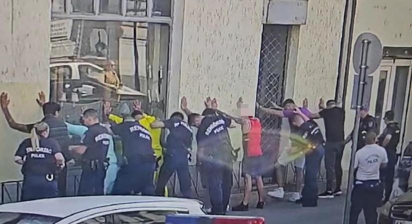 Csak egy rendőr fegyvere tudta megállítani a Népszínház utcai tömegverekedést