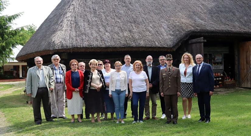 Idősek: ők még tudnak mesélni a skanzen tárgyairól, s a hadisírgondozásból is kivehetik részüket