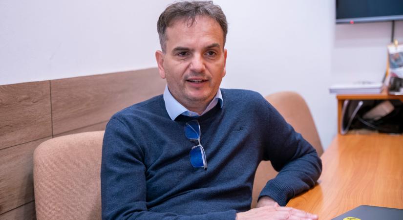 Tanszerek még a szerszámosládában is, avagy a Kőrösi-gimnázium második aranykora