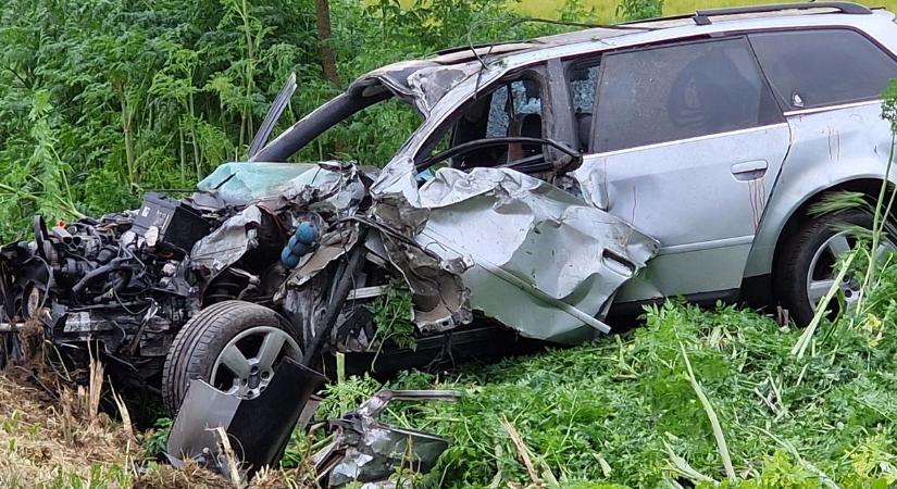 Kisteherautó és személygépkocsi ütközött Mezőfalva és Hantos között - galériával frissítve