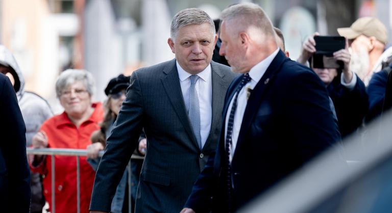Robert Fico öt lövést kapott, majdnem megölték – egy év után most visszatért helyszínre