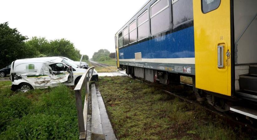 Vonatnak csattant egy autó a vasúti átjáróban