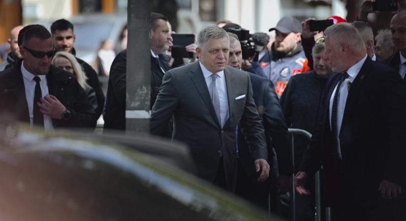Egy évvel a merénylet után Fico visszatért Nyitrabányára, és újra a kordonokhoz lépett – Videó