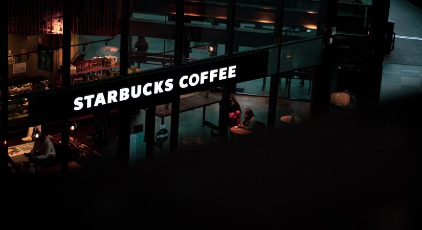 Teljesen kiakadtak a Starbucks dolgozói, mert ezentúl így kell öltözniük