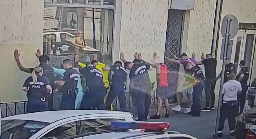 Tömegverekedés volt a Népszínház utcában: kést rántottak egy rendőrre