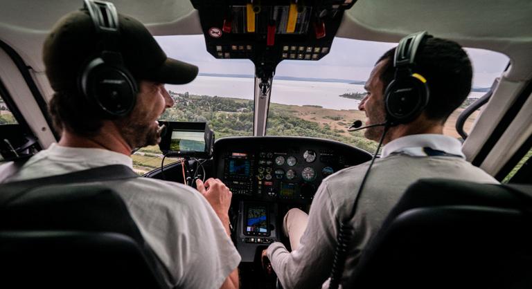Lerántjuk a leplet: így néz ki egy bringaversenyt közvetítő helikopter egy napja