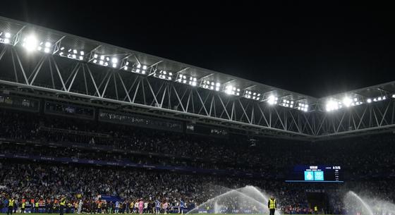 A tömegbe hajtott egy autós az Espanyol–Barcelona meccs előtt, többen megsérültek