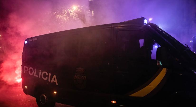 Autós hajtott a szurkolók közé a focimeccs előtt Barcelonában – sokkoló videó a helyszínről