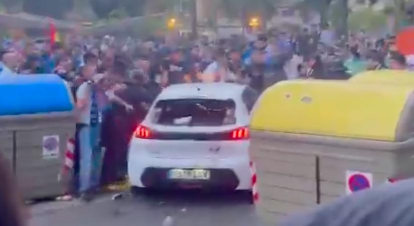 Megrázó videók érkeztek: egy Peugeot hajtott a tömegbe a Barcelona meccse előtt - Videók