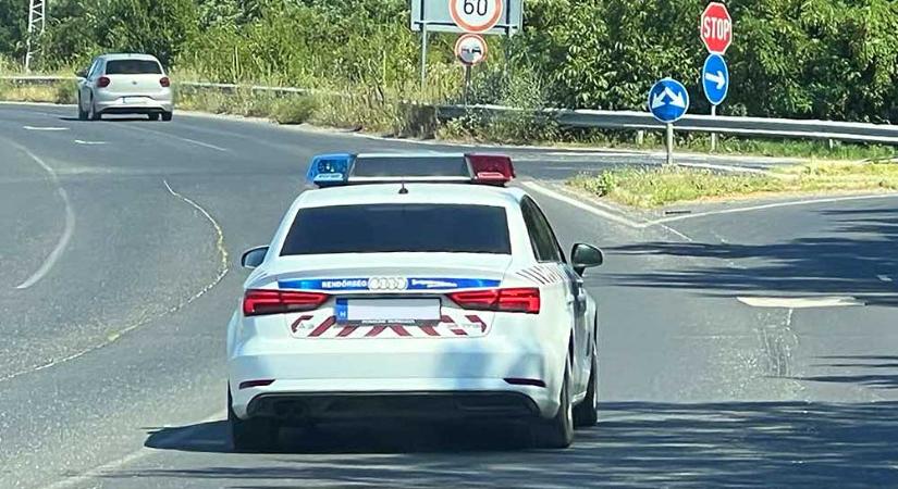 Szökésben van a nő, akinek azért kellett volna bíróság elé állnia, mert barátja rábeszélte, hogy vonják be szerelmi életükbe a lányát