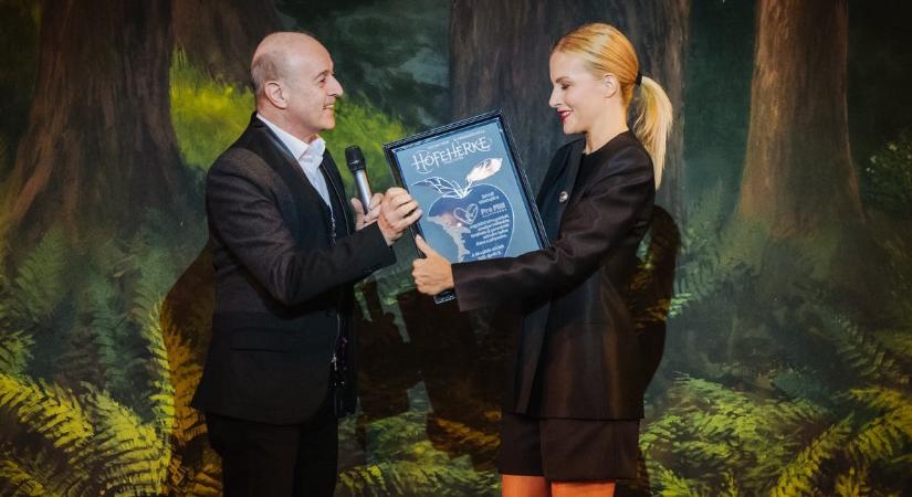 Meglepő, melyik híresség állt ki az újabb luxusszettben adakozó Várkonyi Andrea mellett