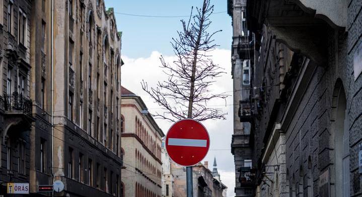 Új sebességhatárt vezetnek be ezekre a járművekre, éjszakára kitiltják őket