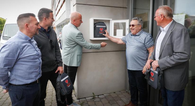 Új életmentő eszközöket kapott Körmend – három szervezet összefogásából új defibrillátorok!