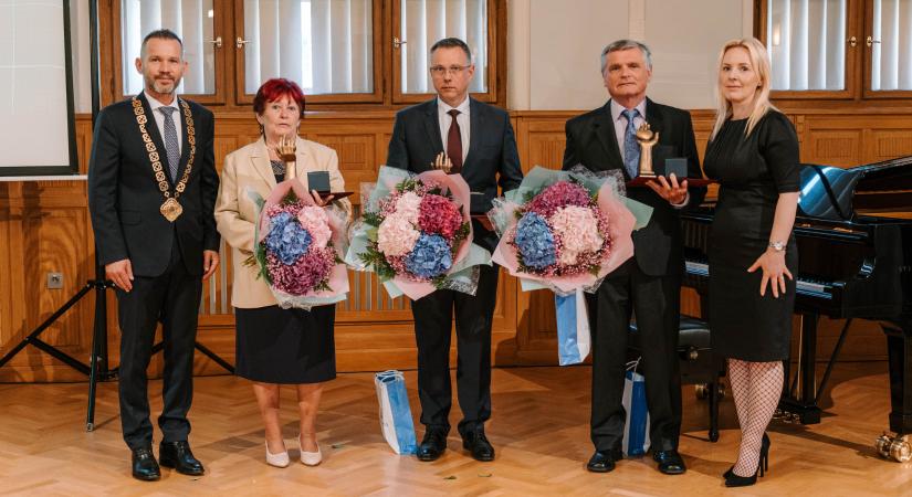 A komáromi kórház főorvosa rangos elismerést kapott Nyitrai Megye Önkormányzatától