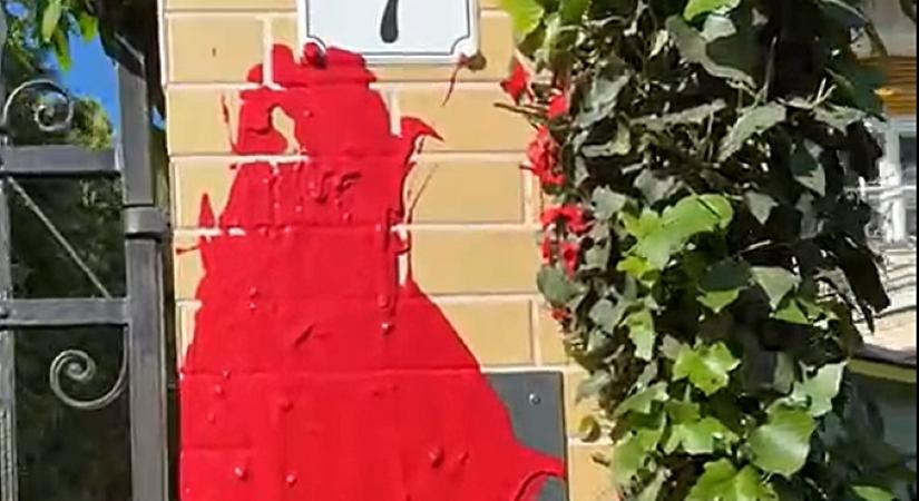 Vörös festékkel öntötte le és blokád alá vette a Szuverenitásvédelmi Hivatalt a Momentum