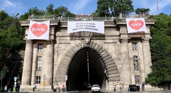 Molinóval akcióztak a civilek a Váralagútnál, tiltakoztak a kormány törvénytervezete ellen