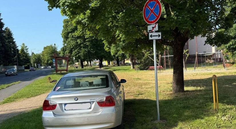 Egy újabb bicskanyitogató parkolás: legalább nem forrósodott fel az autó?