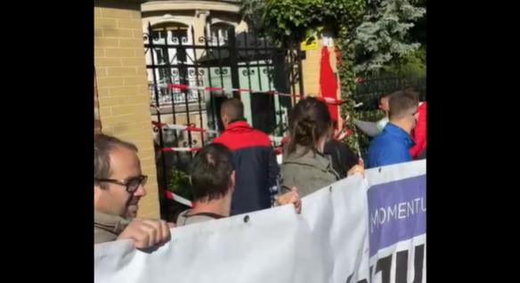 A Momentum leöntötte vörös festékkel és blokád alá vette a Szuverenitásvédelmi Hivatal kapuját