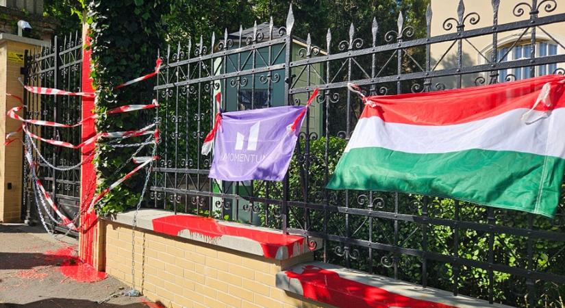 Akciózik a Momentum: vörös festékkel támadták a Szuverenitásvédelmi Hivatalt